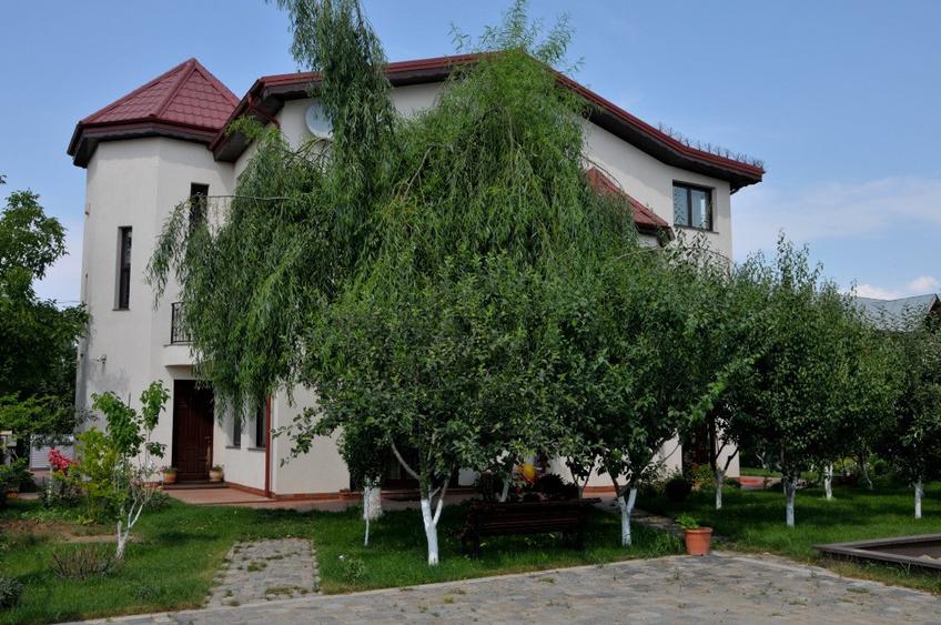 Casă cu 9 camere cu Teren 900 Mp în Central