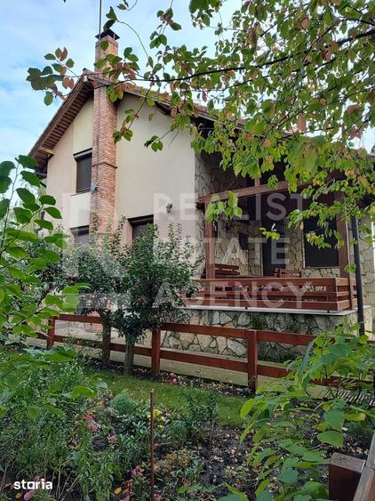 Casă cu 9 camere cu Teren 2000 Mp în Central