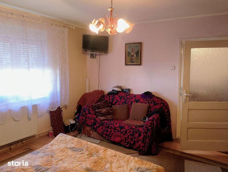 Casă cu 6 camere cu Teren 570 Mp în Ghirodei