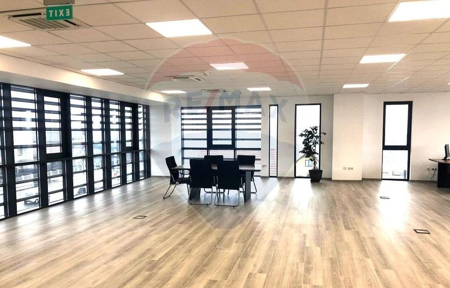 Birou, de 310 mp, în Est