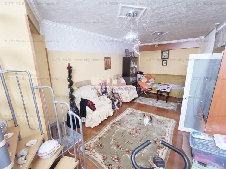 Casă individuală cu 5 camere decomandat cu Canalizare în Andronache