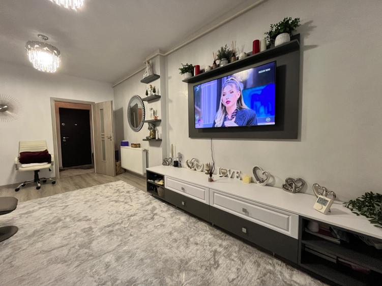 Apartament cu 3 camere semidecomandat în Valea Adâncă