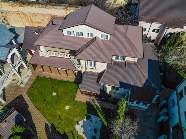 Casă individuală cu 8 camere cu Canalizare în Central