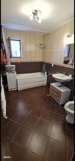 Apartament cu 3 camere semidecomandat în Florești