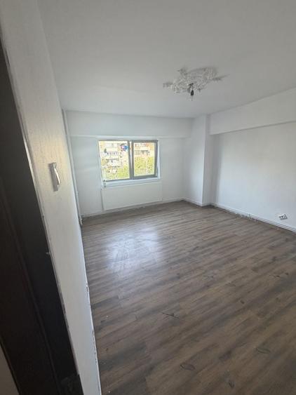 Apartament cu 3 camere decomandat în Calea București