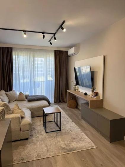 Apartament cu 3 camere semidecomandat, mobilat în Florești