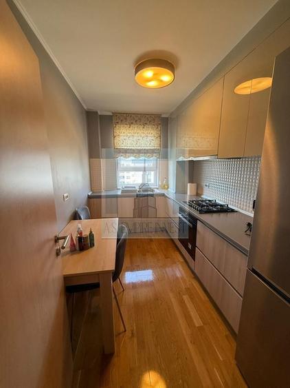 Apartament cu 2 camere decomandat în Tractorul