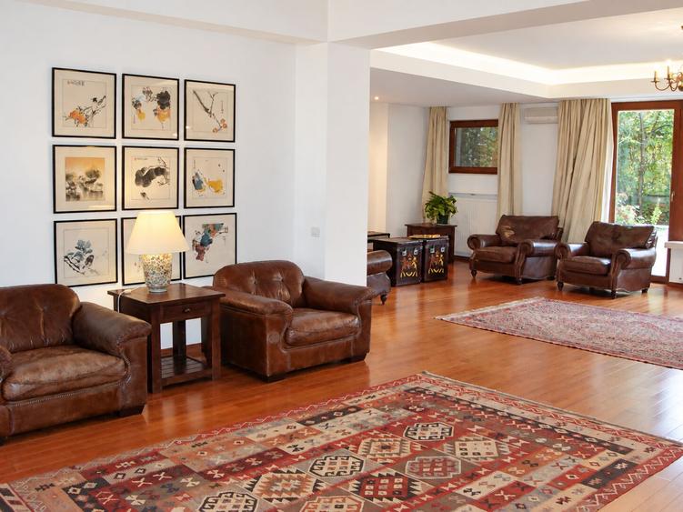 Apartament cu 3 camere decomandat, mobilat în Calea Victoriei