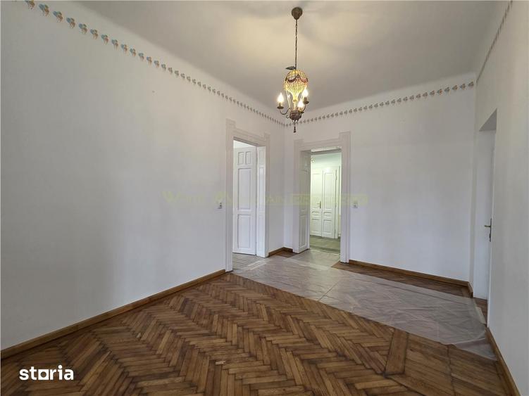 Apartament cu 4 camere decomandat în Centrul Istoric