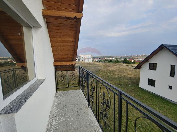 Casă individuală cu 5 camere cu Teren 560 Mp în Șcheia