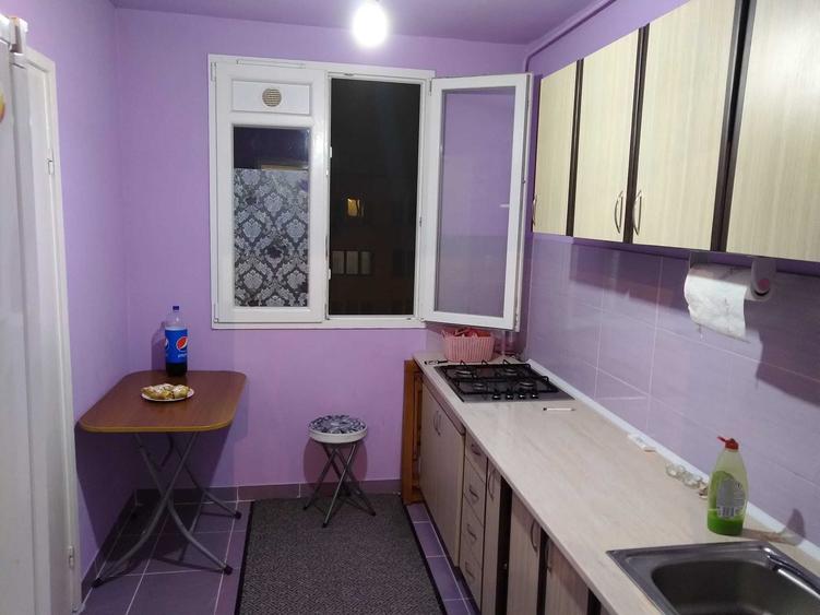 Apartament cu 3 camere semidecomandat în Giurgiului