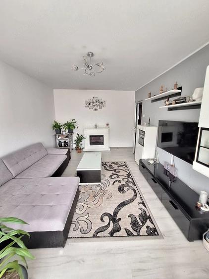 Apartament cu 3 camere decomandat în Piața Centrală
