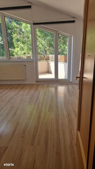 Casă cu 10 camere cu Teren 402 Mp în Tei