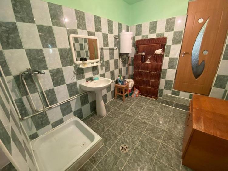 Casă cu 6 camere cu Teren 1300 Mp în Seciu