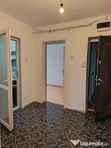 Apartament cu 3 camere semidecomandat în Nord