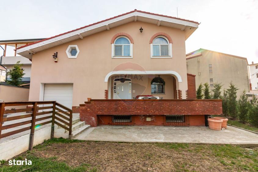 Casă cu 7 camere cu Teren 720 Mp în Văcăresti
