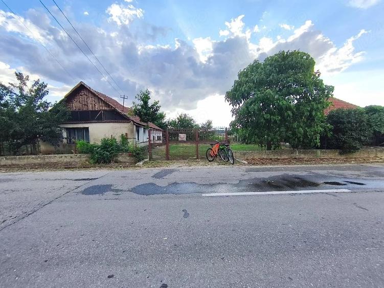 Casă cu Teren 4869 Mp în Abram