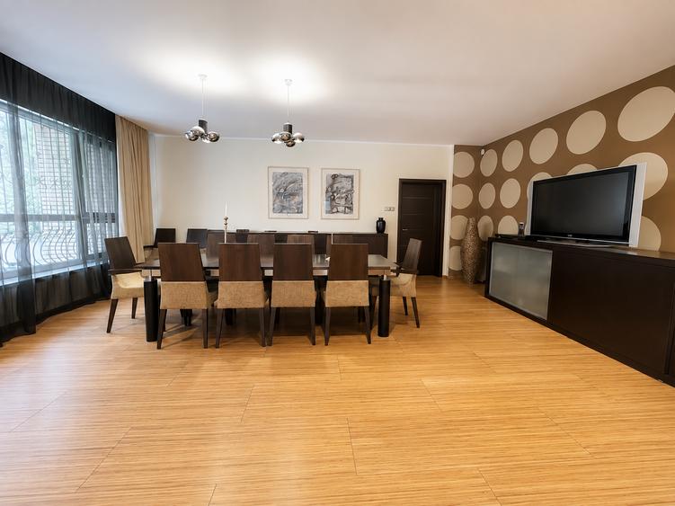 Apartament cu 4 camere decomandat în P-ța Romană