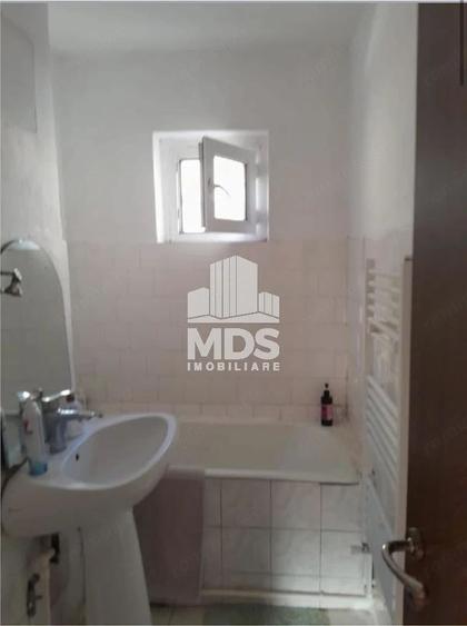 Apartament cu 3 camere semidecomandat, mobilat în Girocului
