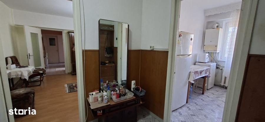 Apartament cu 3 camere semidecomandat în Nord