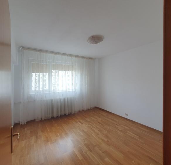 Apartament cu 3 camere decomandat în Obor