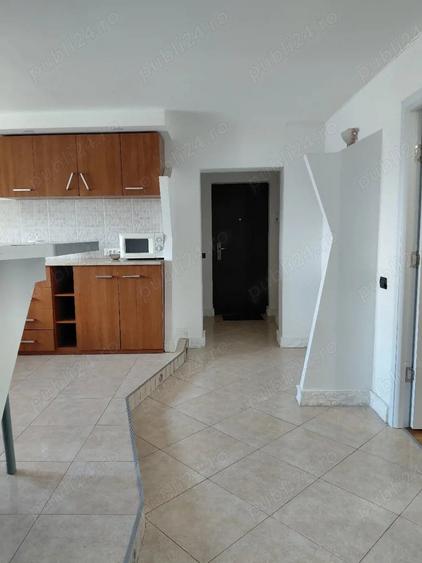 Apartament cu 3 camere decomandat în 1 Decembrie