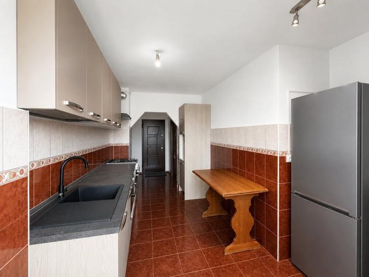 Apartament cu 3 camere decomandat, mobilat în Noua