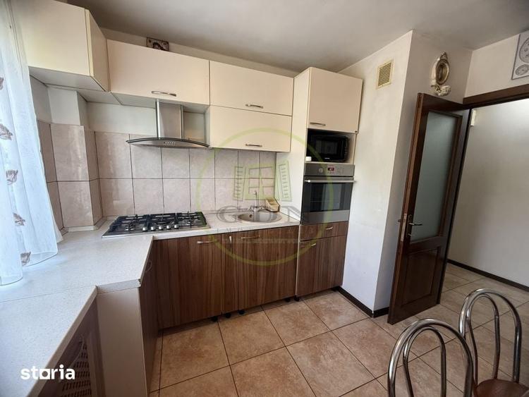 Apartament cu 3 camere semidecomandat, mobilat în Rovine