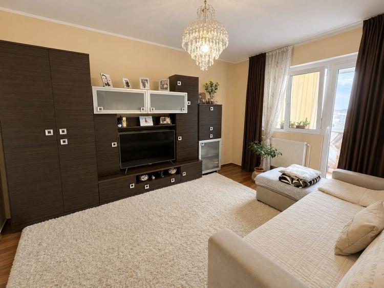 Apartament cu 3 camere decomandat, mobilat în Micro 15