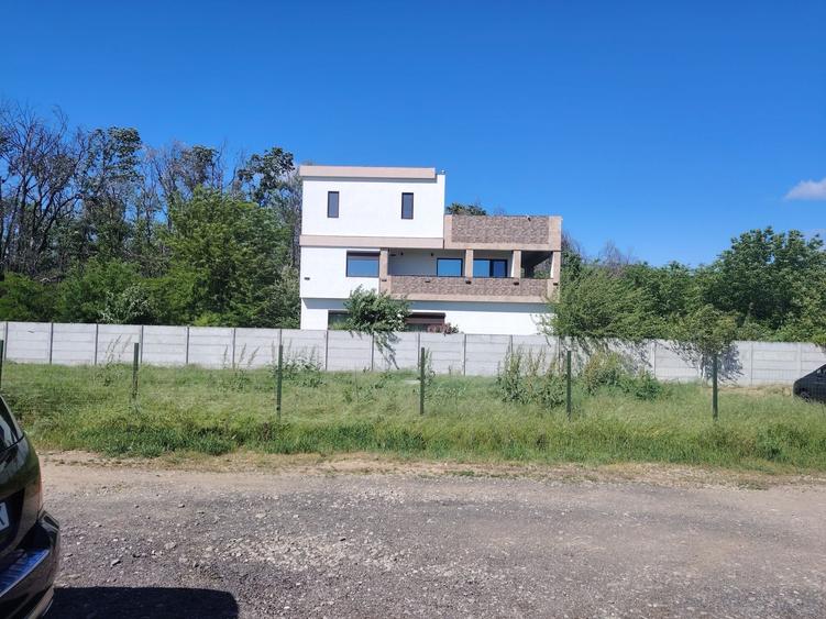 Casă cu 4 camere în Alunișu