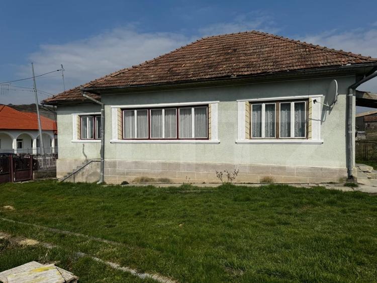 Casă individuală cu 3 camere cu Canalizare în Exterior Est