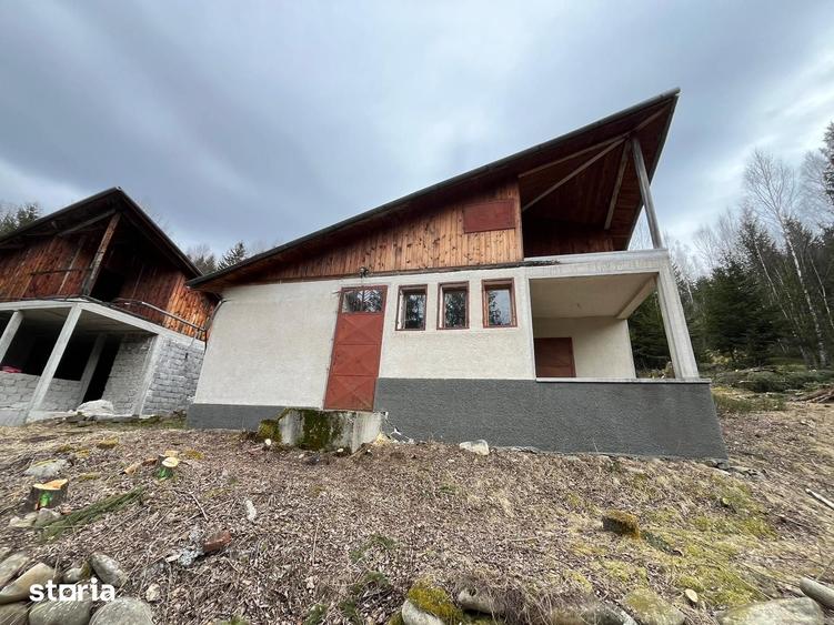 Casă cu 6 camere cu Teren 200 Mp în Uric
