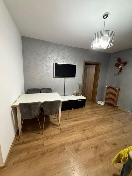 Apartament cu 3 camere semidecomandat în Tătărași