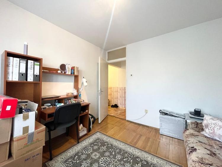 Apartament cu 3 camere semidecomandat, mobilat în Girocului