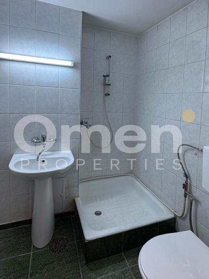 Apartament cu 4 camere semidecomandat, mobilat în Central