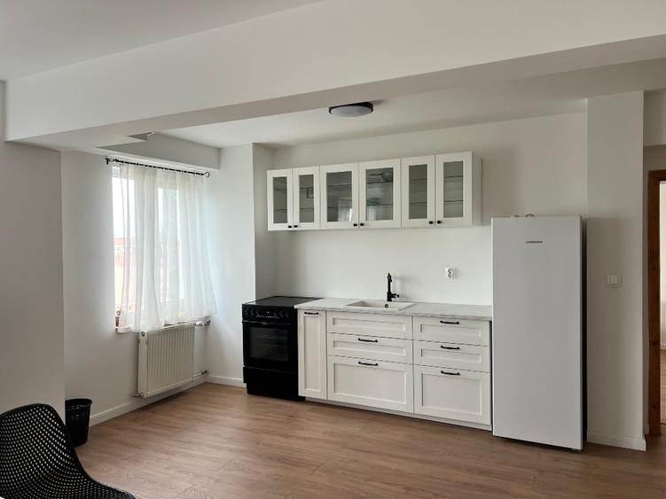 Apartament cu 3 camere semidecomandat, mobilat în Cantemir