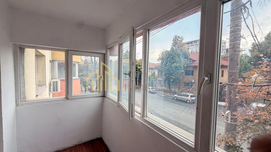 Apartament cu 3 camere semidecomandat, mobilat în Tei