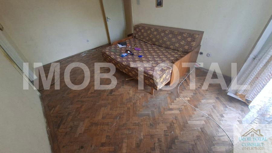 Apartament cu 3 camere semidecomandat în Craiovei
