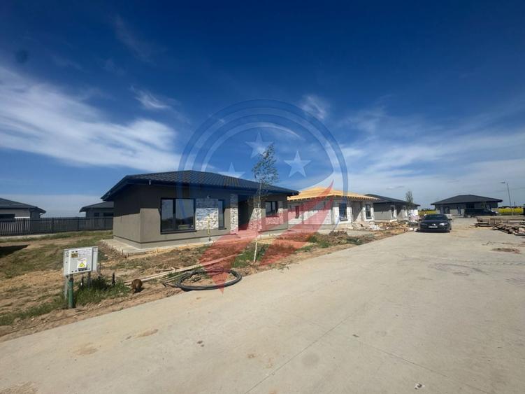 Casă cu 3 camere cu Canalizare în Cârcea