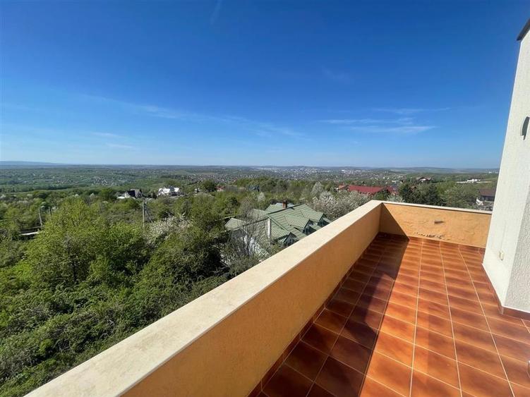 Penthouse cu 3 camere decomandat în Bucium