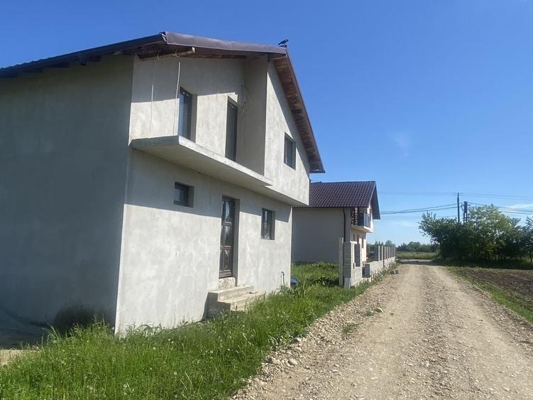 Casă cu 4 camere în Lazuri