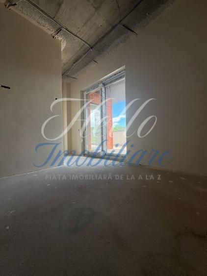 Penthouse cu 3 camere semidecomandat în Florești