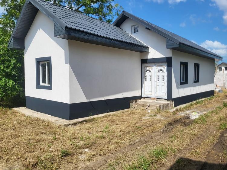 Casă individuală cu 3 camere cu Canalizare în Lumina