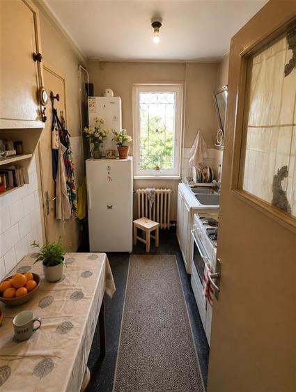 Apartament cu 3 camere semidecomandat în Podu Roș