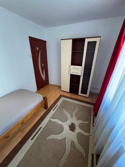 Apartament cu 3 camere semidecomandat în 7 Noiembrie