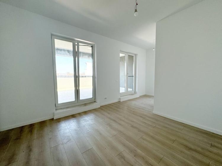 Penthouse cu 3 camere semidecomandat în Aradului
