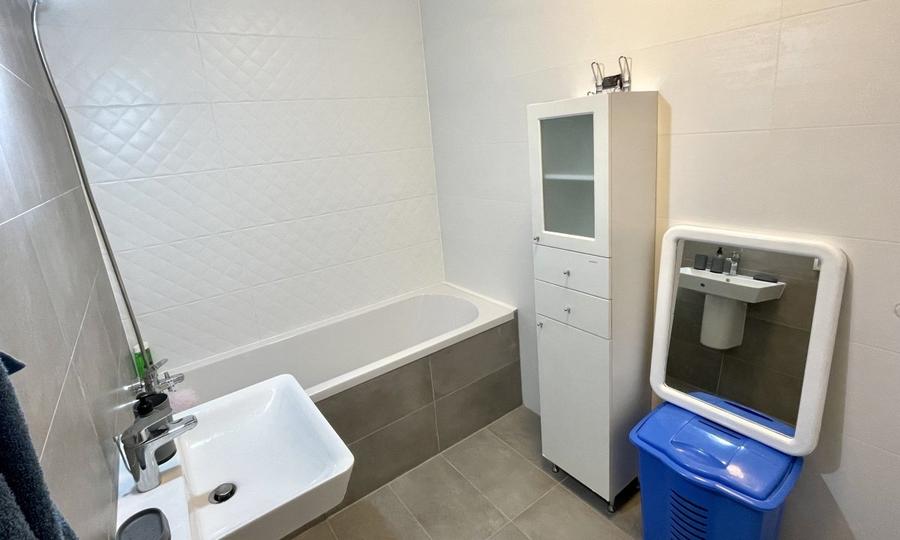 Apartament cu 2 camere semidecomandat, mobilat în Titan