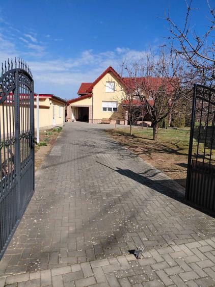 Casă cu 4 camere în Ghioroc