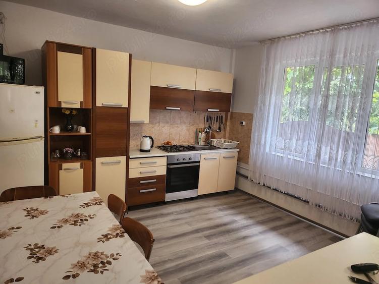 Casă cu 7 camere cu Teren 300 Mp în Nord