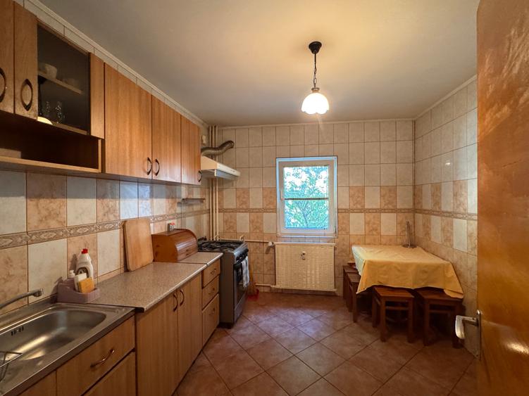 Apartament cu 3 camere semidecomandat în Colentina